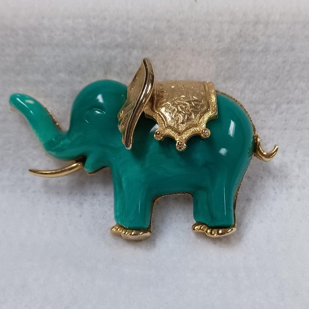 Vintage 1950s Simulated Jade Lucite Elephant Brooch Pendant Gold Tone / C-3